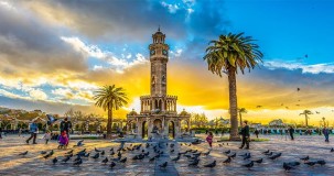 İzmir'in Neyi Meşhur? Lezzet Durakları, Hediyelikler ve Gezilecek Yerler